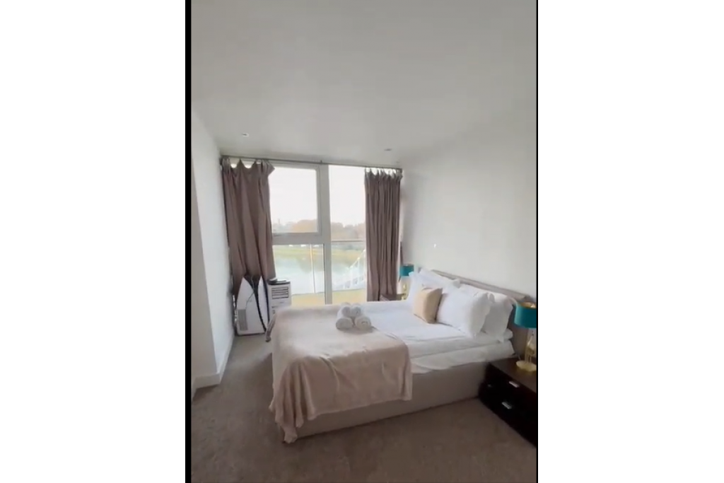 River-Facing 3-Bed Luxury Apartment – Chelsea Bridge Wharf SW11
