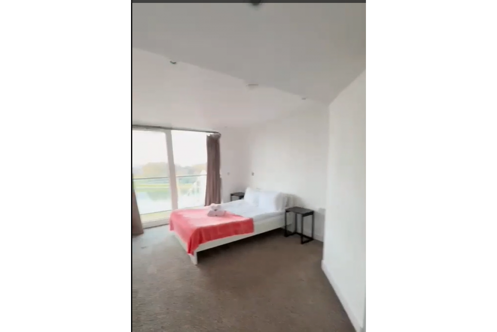 River-Facing 3-Bed Luxury Apartment – Chelsea Bridge Wharf SW11