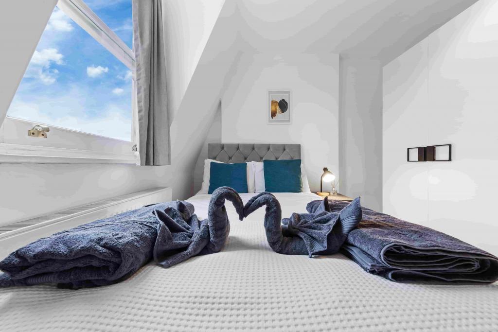Boutique Greenwich Portfolio – 3 High-Spec Apartments (Zone 2) with Terrace