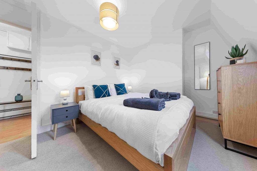 Boutique Greenwich Portfolio – 3 High-Spec Apartments (Zone 2) with Terrace