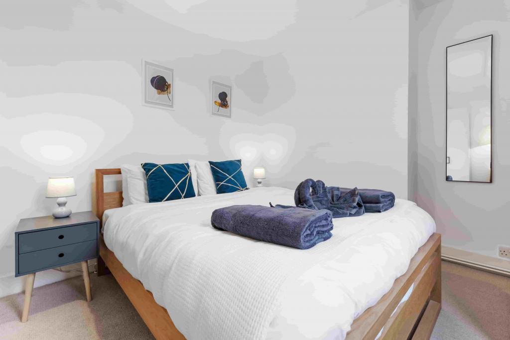 Boutique Greenwich Portfolio – 3 High-Spec Apartments (Zone 2) with Terrace