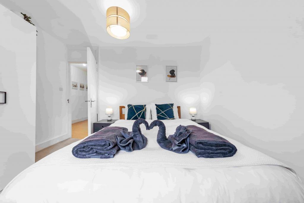 Boutique Greenwich Portfolio – 3 High-Spec Apartments (Zone 2) with Terrace