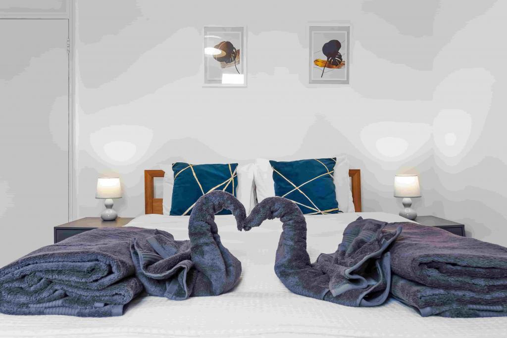 Boutique Greenwich Portfolio – 3 High-Spec Apartments (Zone 2) with Terrace