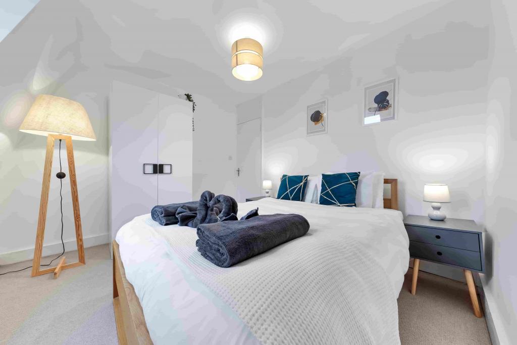 Boutique Greenwich Portfolio – 3 High-Spec Apartments (Zone 2) with Terrace