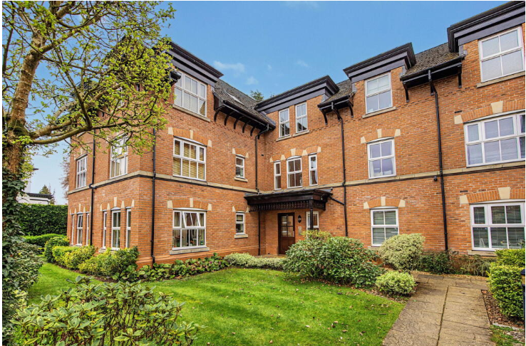 Top-Floor 2-Bed Apartment with Parking – Timperley, Altrincham WA15