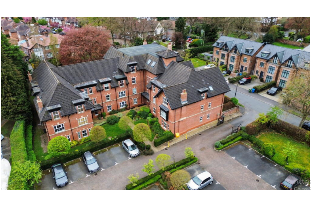 Top-Floor 2-Bed Apartment with Parking – Timperley, Altrincham WA15