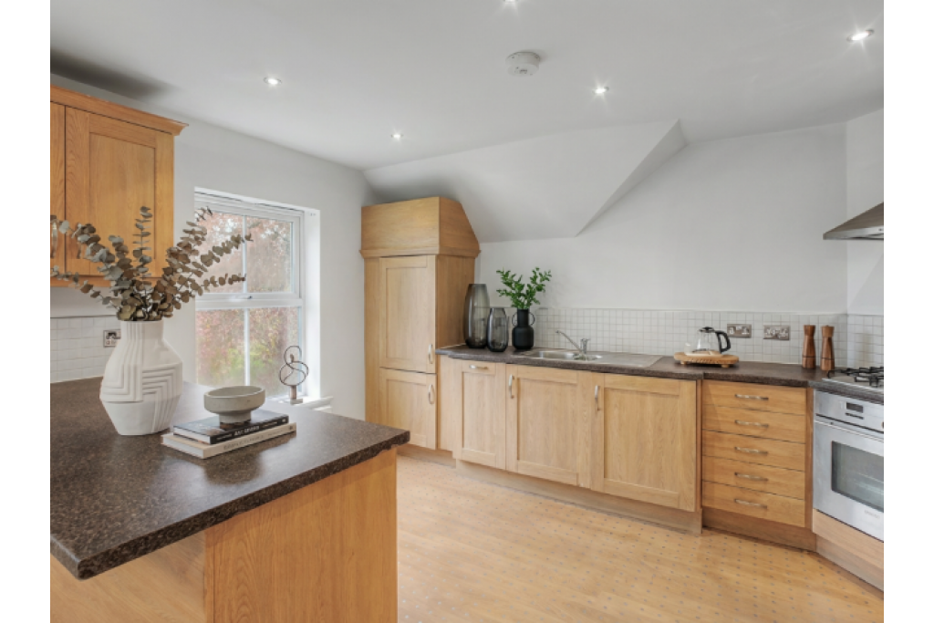 Top-Floor 2-Bed Apartment with Parking – Timperley, Altrincham WA15