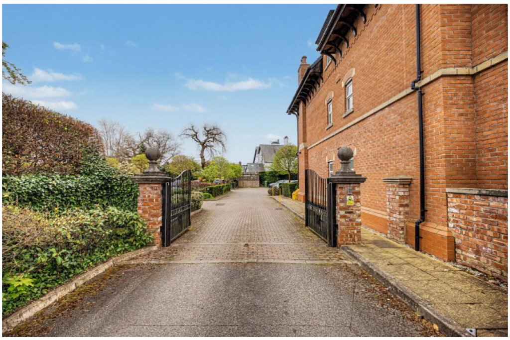 Top-Floor 2-Bed Apartment with Parking – Timperley, Altrincham WA15