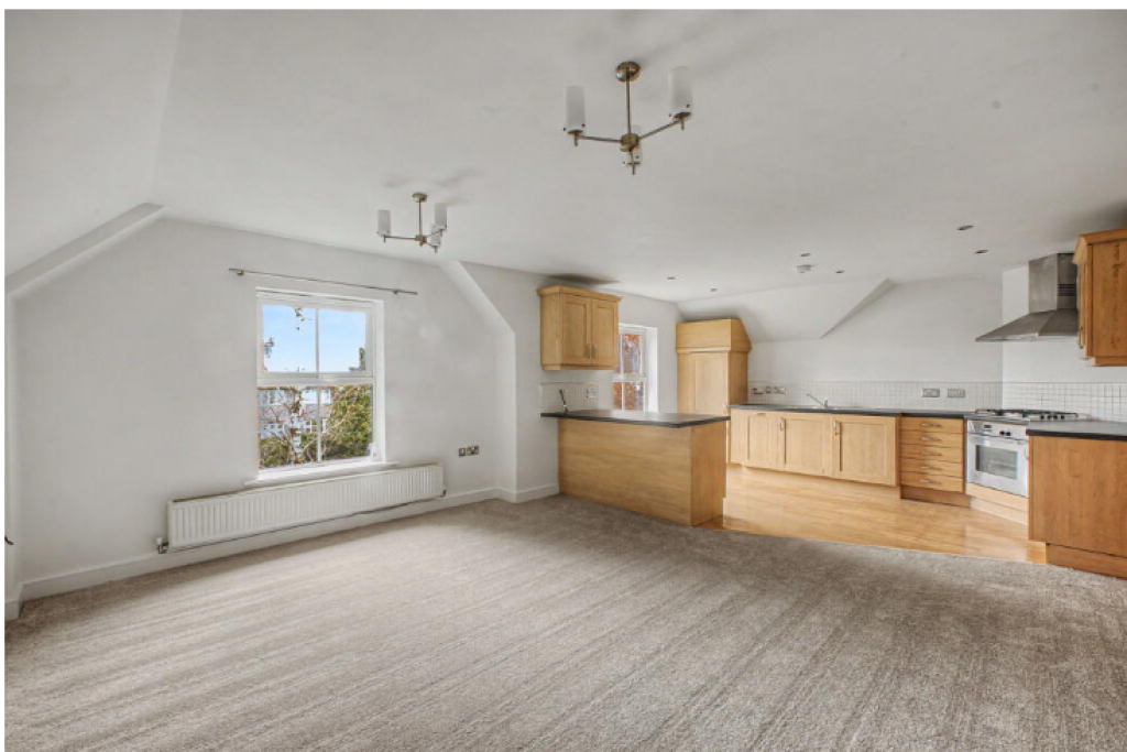 Top-Floor 2-Bed Apartment with Parking – Timperley, Altrincham WA15