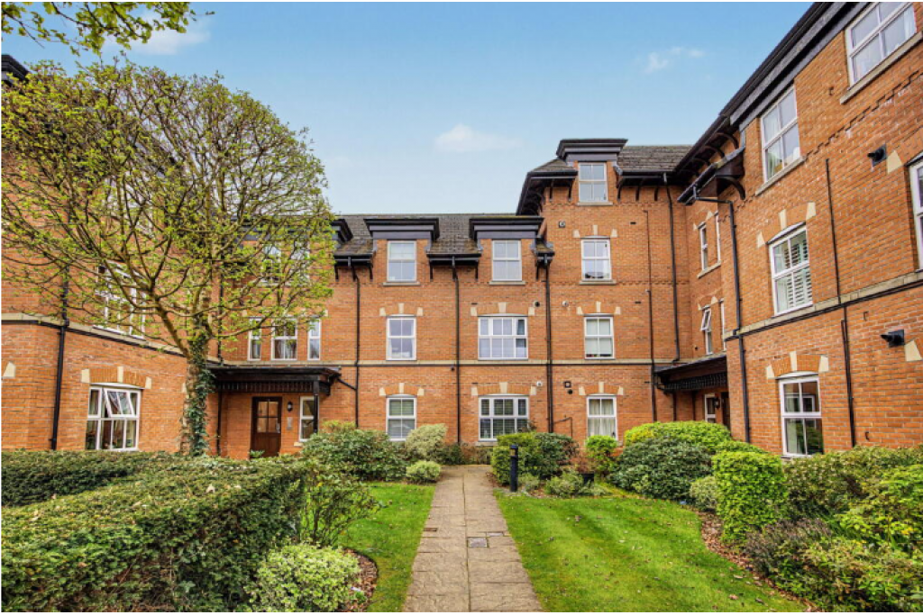 Top-Floor 2-Bed Apartment with Parking – Timperley, Altrincham WA15