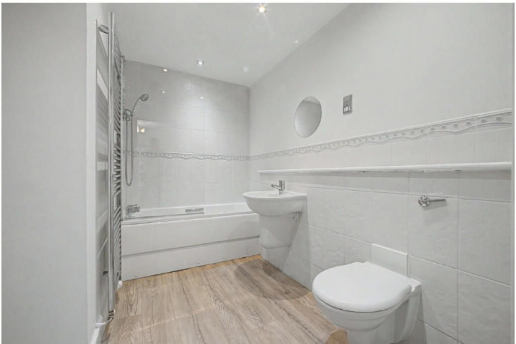 Top-Floor 2-Bed Apartment with Parking – Timperley, Altrincham WA15