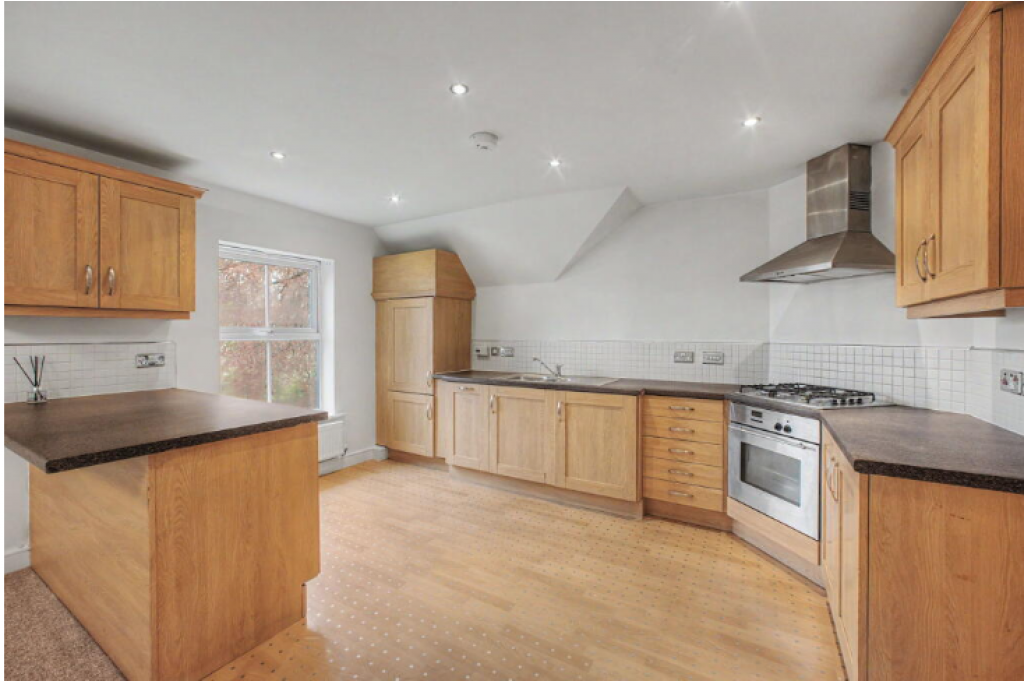 Top-Floor 2-Bed Apartment with Parking – Timperley, Altrincham WA15