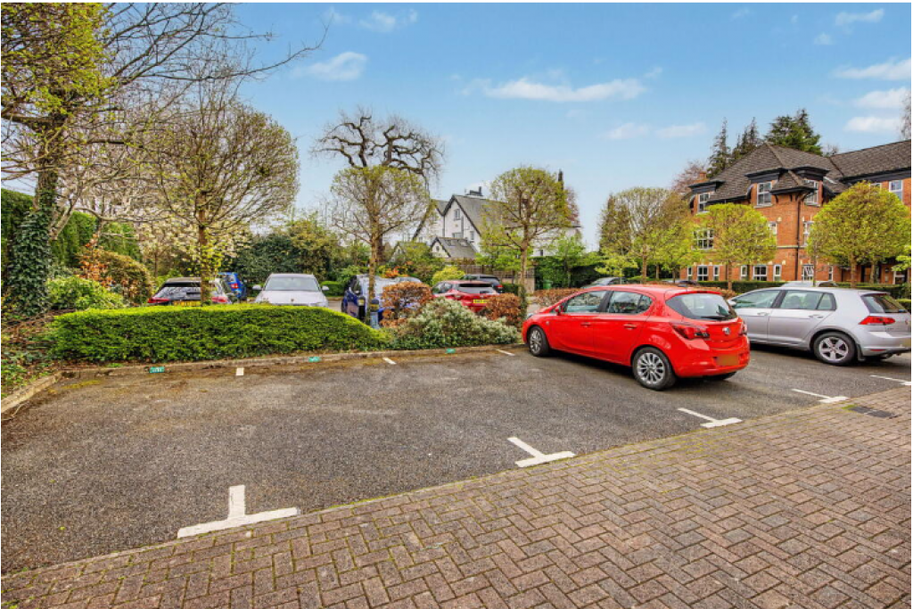 Top-Floor 2-Bed Apartment with Parking – Timperley, Altrincham WA15