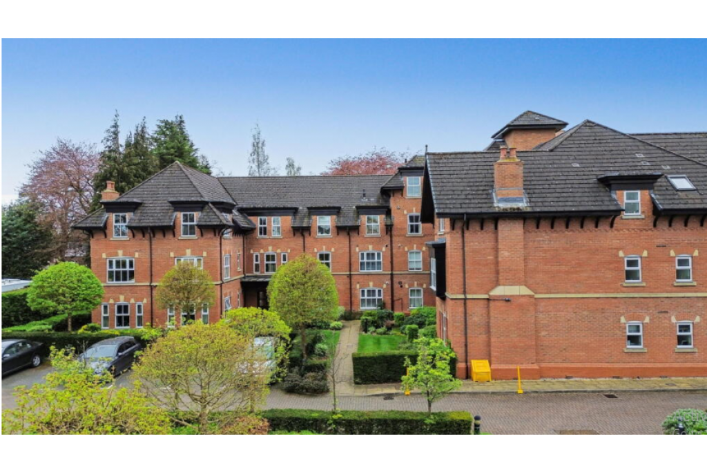 Top-Floor 2-Bed Apartment with Parking – Timperley, Altrincham WA15