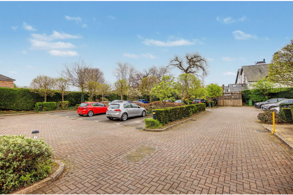 Top-Floor 2-Bed Apartment with Parking – Timperley, Altrincham WA15