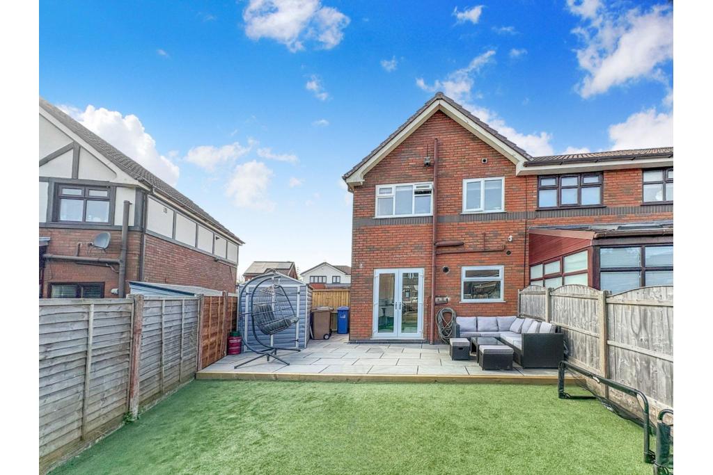 3-Bedroom Semi-Detached House – Alkrington, Greater Manchester – Long Leasehold