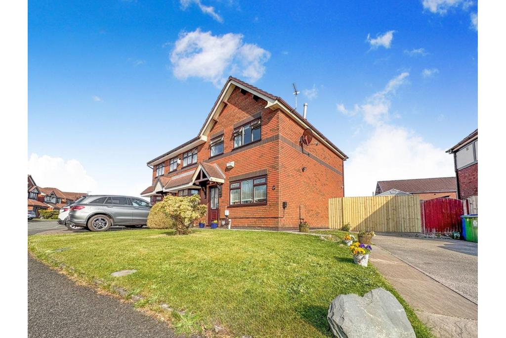 3-Bedroom Semi-Detached House – Alkrington, Greater Manchester – Long Leasehold