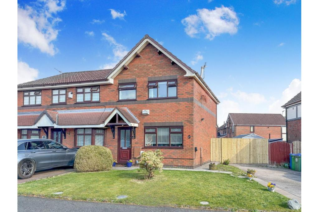 3-Bedroom Semi-Detached House – Alkrington, Greater Manchester – Long Leasehold