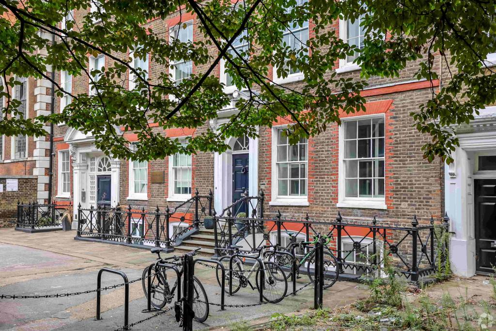 9 St Thomas St - Collegiate House Grade II Listed 4 Star Office in Southbank East London SE1