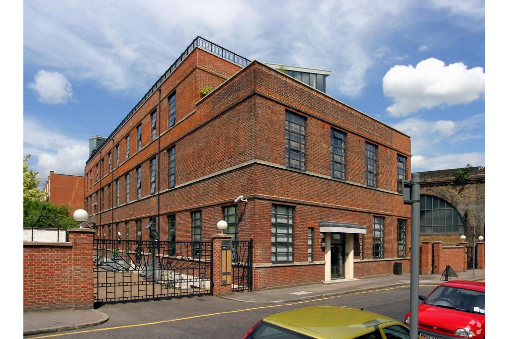 “51-53 Surrey Row – Multi-Floor Office Building with 3,154 Sq Ft Available, Southbank