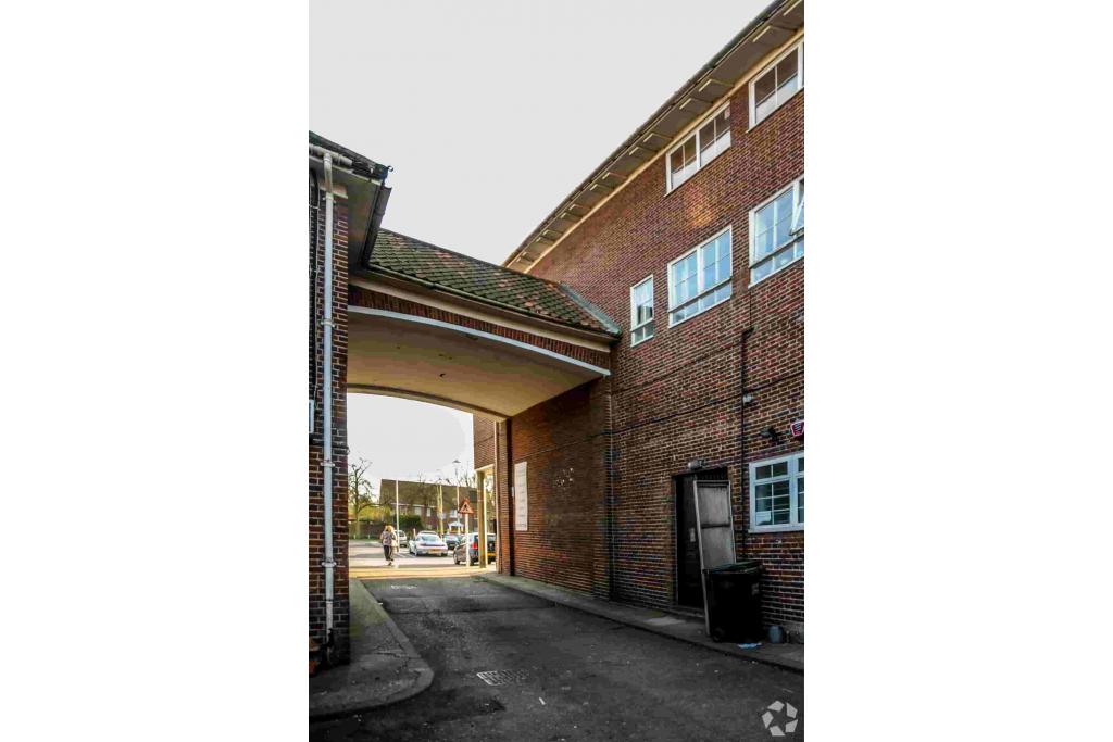 8A Church Road Mixed-Use Office and Retail Unit