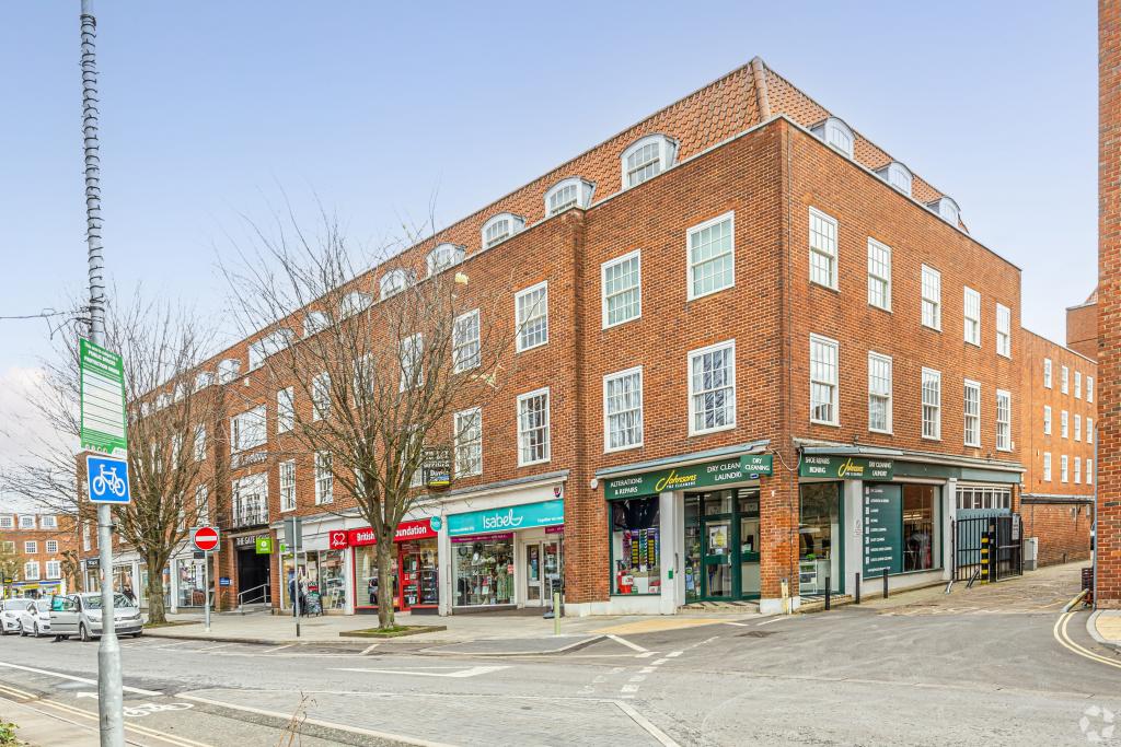 Gate House Retail and Office Space with Prominent Town Centre