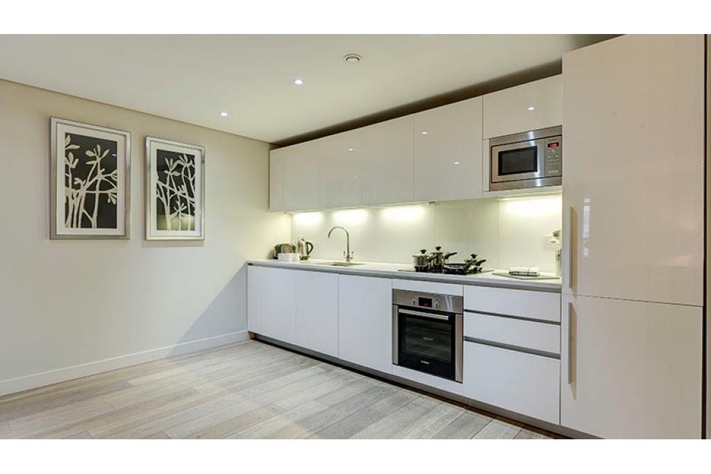 Elegant Three-Bedroom Canal-Facing Apartment with Concierge in Merchant Square, Paddington W2