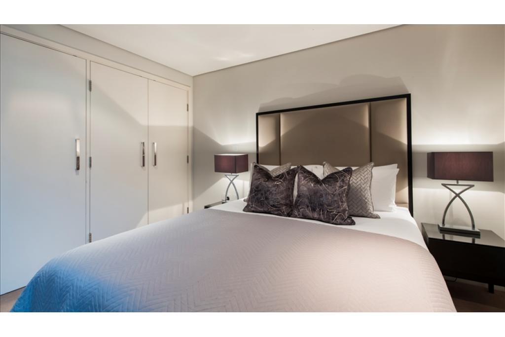 Modern Three-Bedroom Apartment with Exceptional South-Facing Views in Merchant Square, Paddington W2