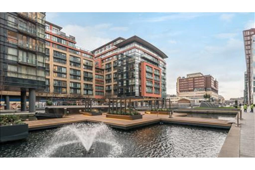 Elegant Three-Bedroom Apartment with Canal Views in Merchant Square, Paddington W2