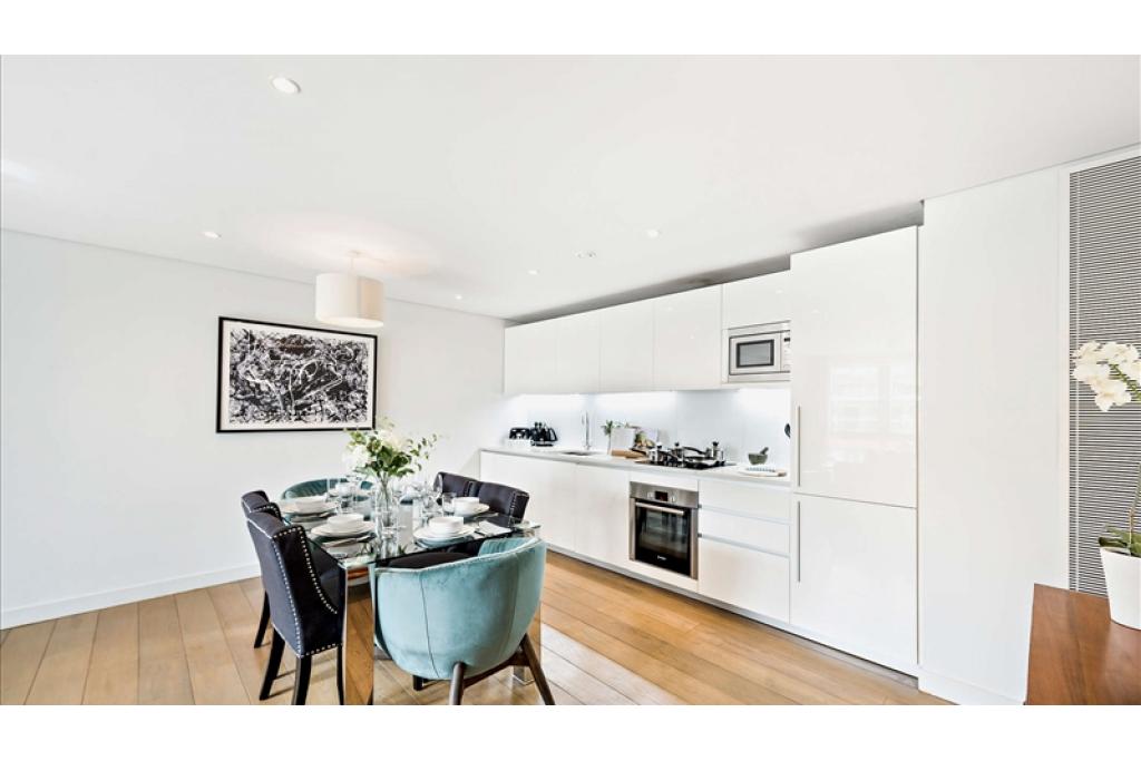 Elegant Three-Bedroom Apartment with Canal Views in Merchant Square, Paddington W2