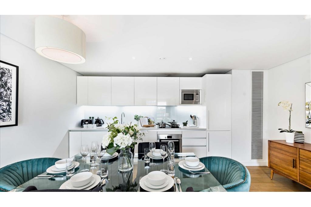 Elegant Three-Bedroom Apartment with Canal Views in Merchant Square, Paddington W2
