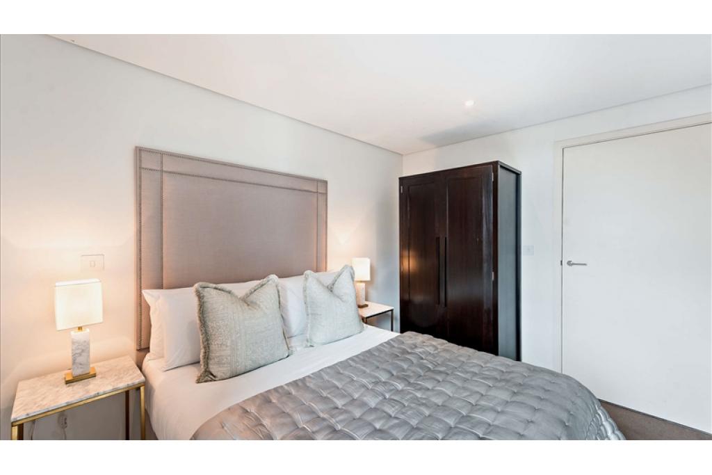 Elegant Three-Bedroom Apartment with Canal Views in Merchant Square, Paddington W2