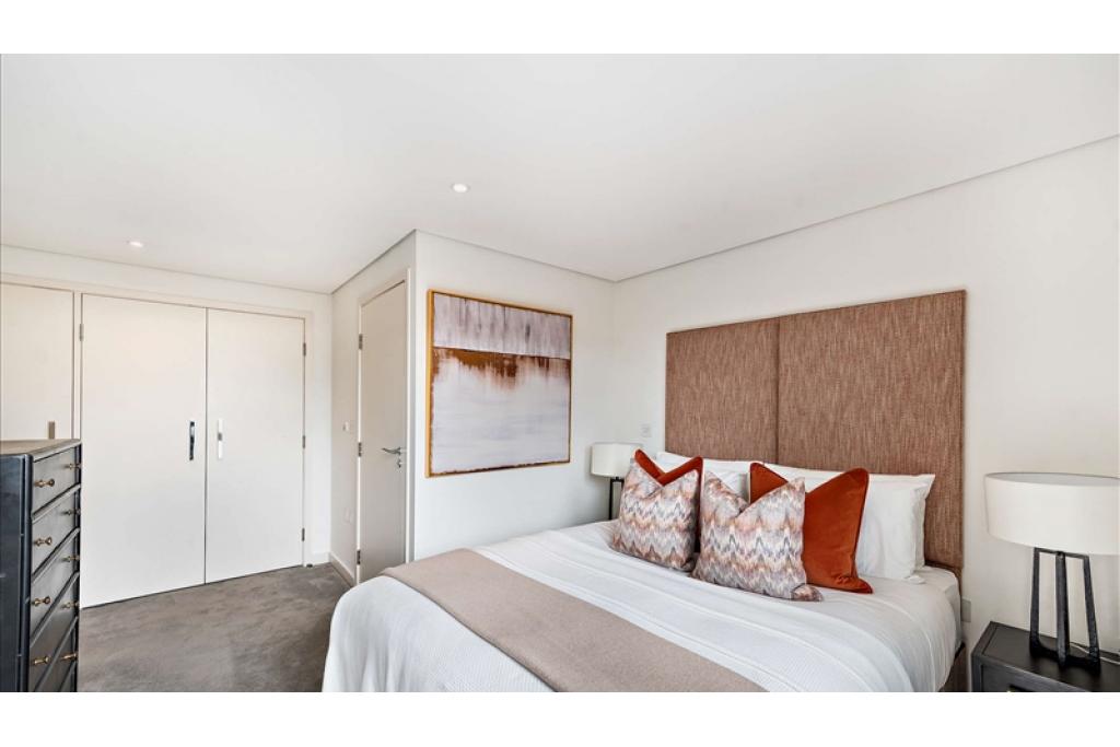 Elegant Three-Bedroom Apartment with Canal Views in Merchant Square, Paddington W2