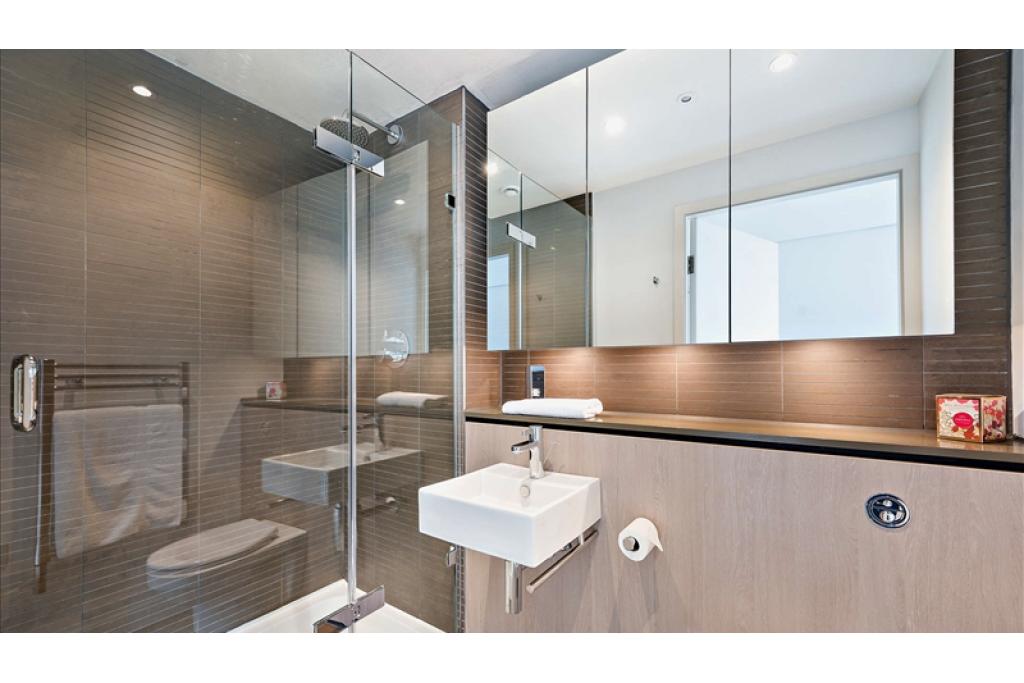 Elegant Three-Bedroom Apartment with Canal Views in Merchant Square, Paddington W2