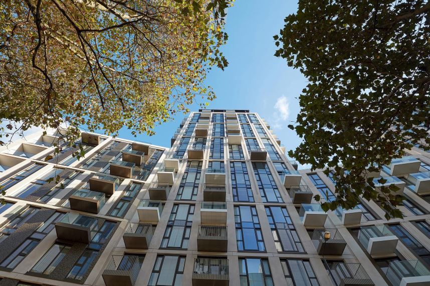 Elegant Two-Bedroom Apartment with Balcony in Prestigious London Dock Development"