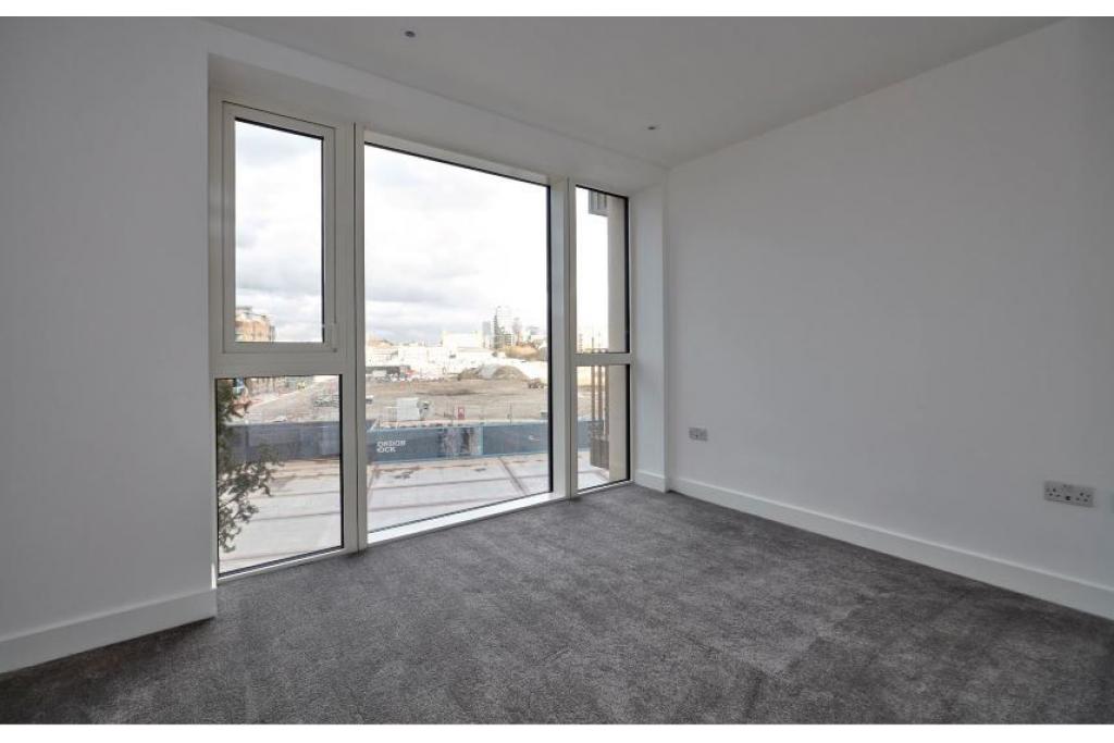 Elegant Two-Bedroom Apartment with Balcony in Prestigious London Dock Development"