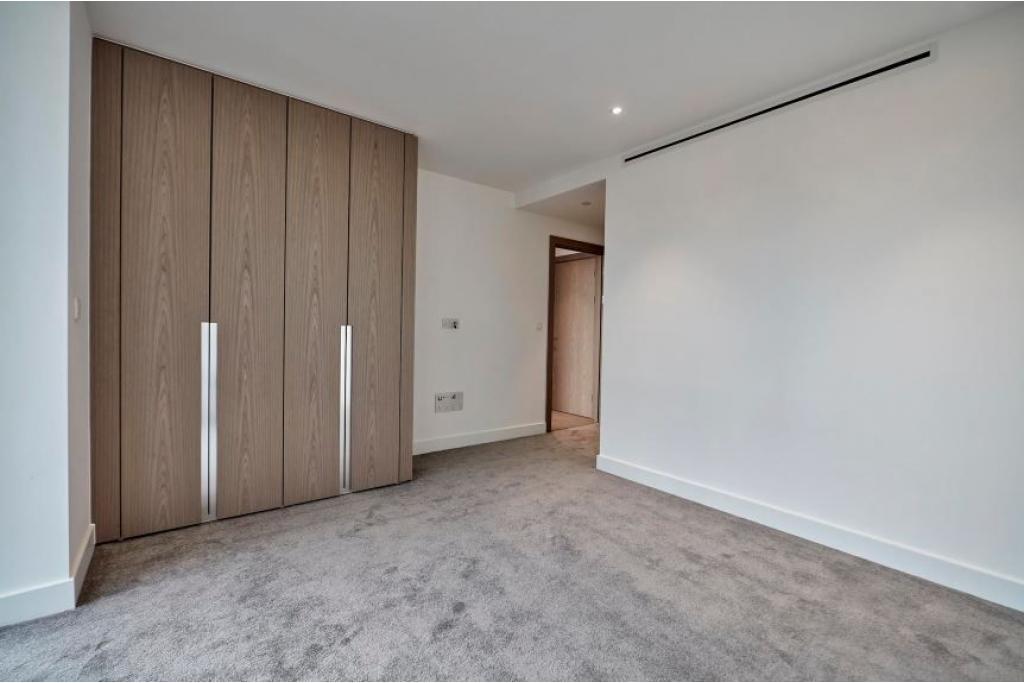 Elegant Two-Bedroom Apartment with Balcony in Prestigious London Dock Development"
