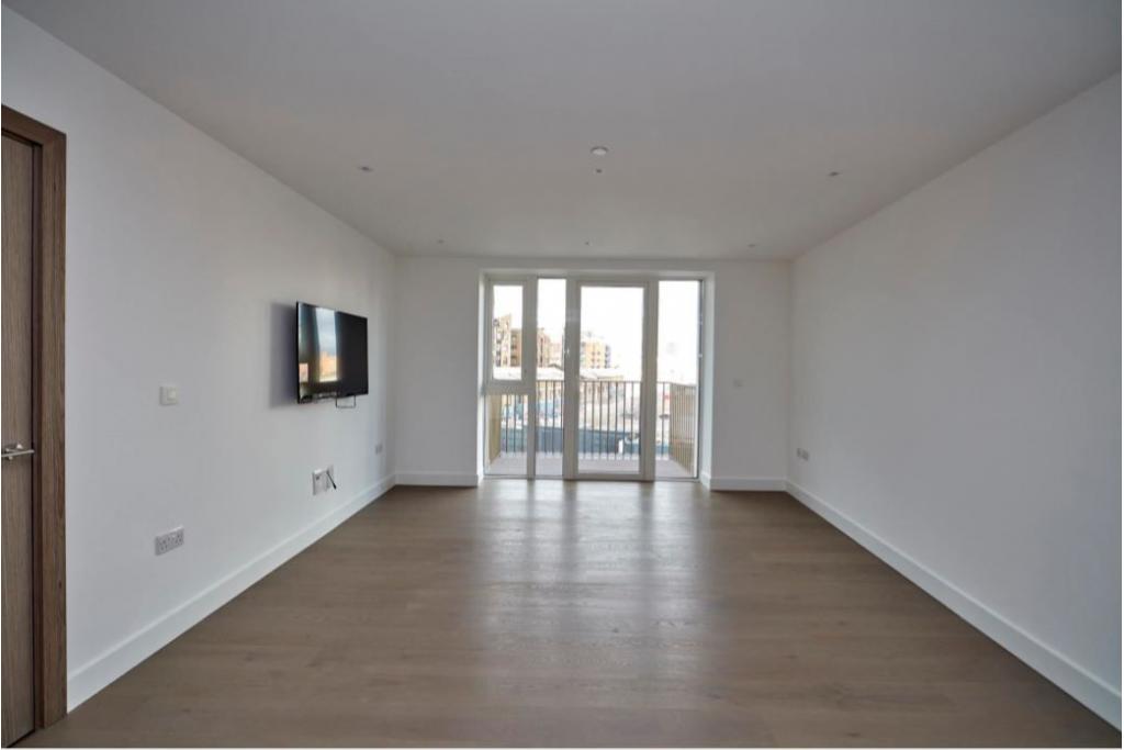 Elegant Two-Bedroom Apartment with Balcony in Prestigious London Dock Development"