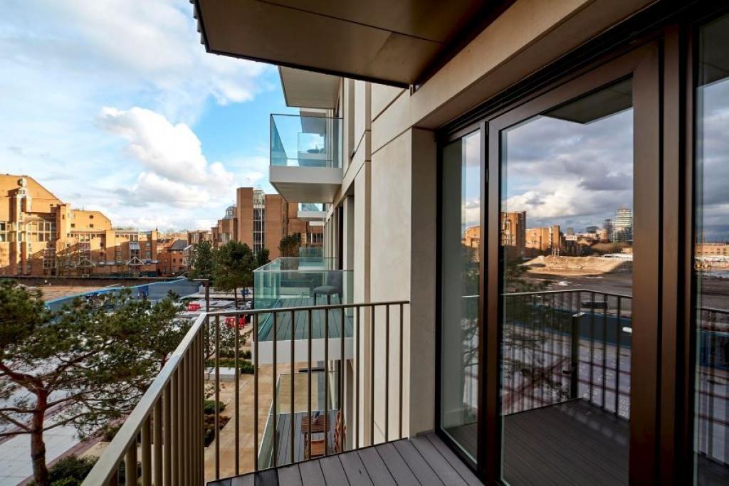 Elegant Two-Bedroom Apartment with Balcony in Prestigious London Dock Development"