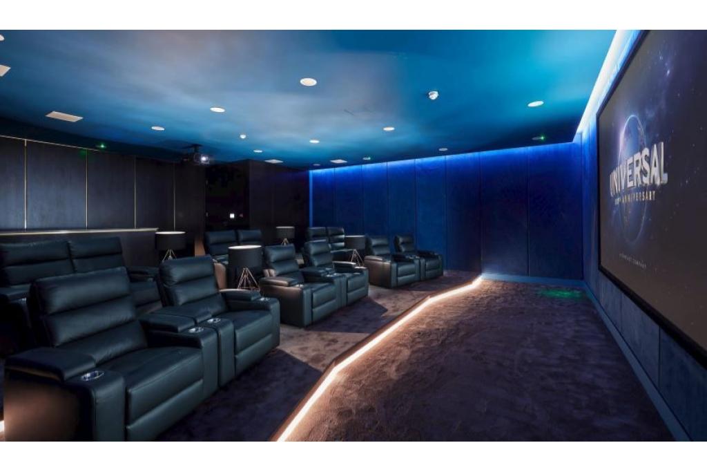 Elegant Two-Bedroom Apartment with Balcony in Prestigious London Dock Development"