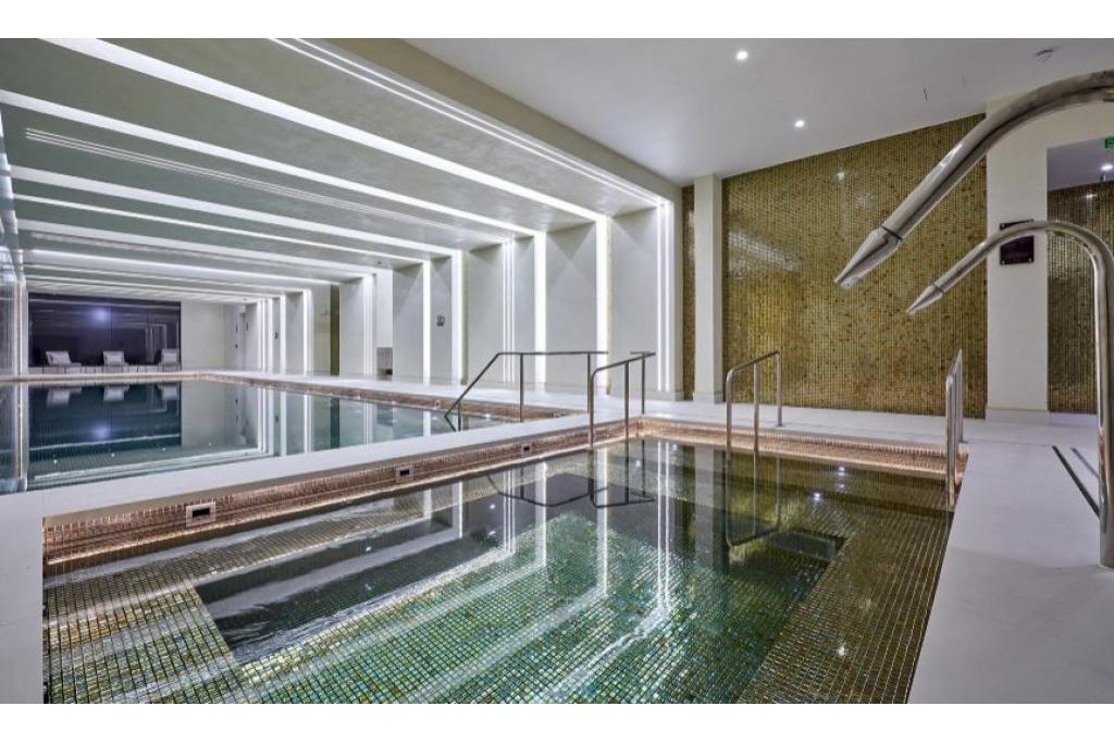 Elegant Two-Bedroom Apartment with Balcony in Prestigious London Dock Development"