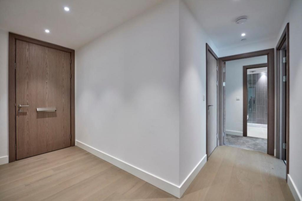 Elegant Two-Bedroom Apartment with Balcony in Prestigious London Dock Development"