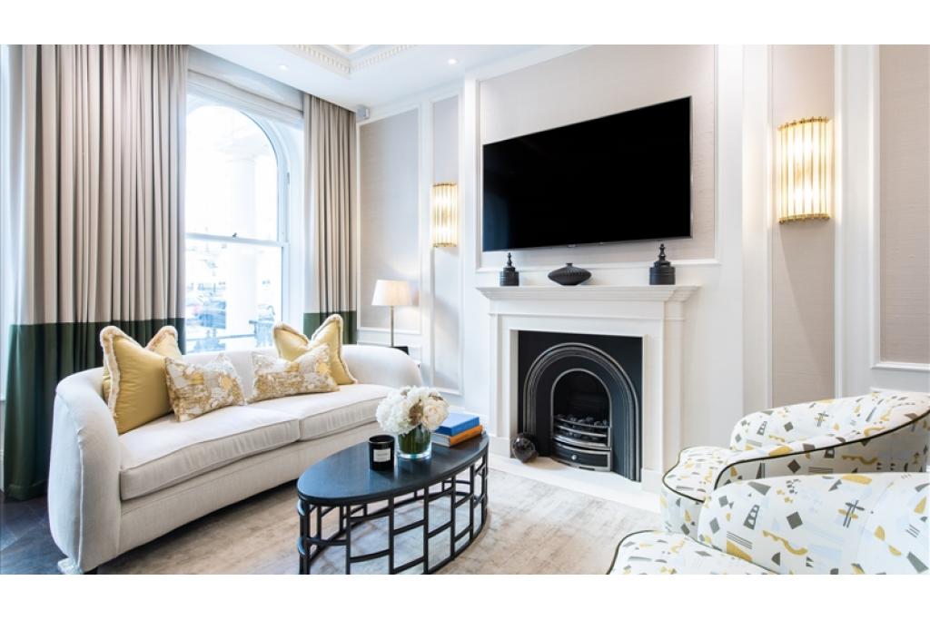Charming Two Bedroom Duplex Apartment with Courtyard in Prime Kensington Location