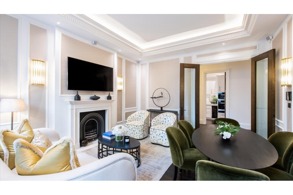 Charming Two Bedroom Duplex Apartment with Courtyard in Prime Kensington Location