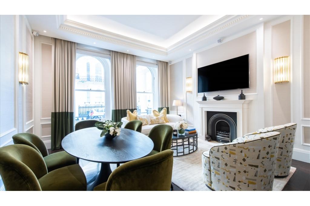 Charming Two Bedroom Duplex Apartment with Courtyard in Prime Kensington Location