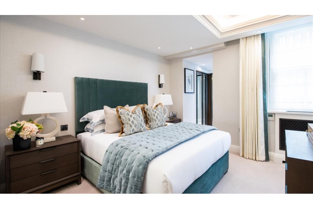 Charming Two Bedroom Duplex Apartment with Courtyard in Prime Kensington Location