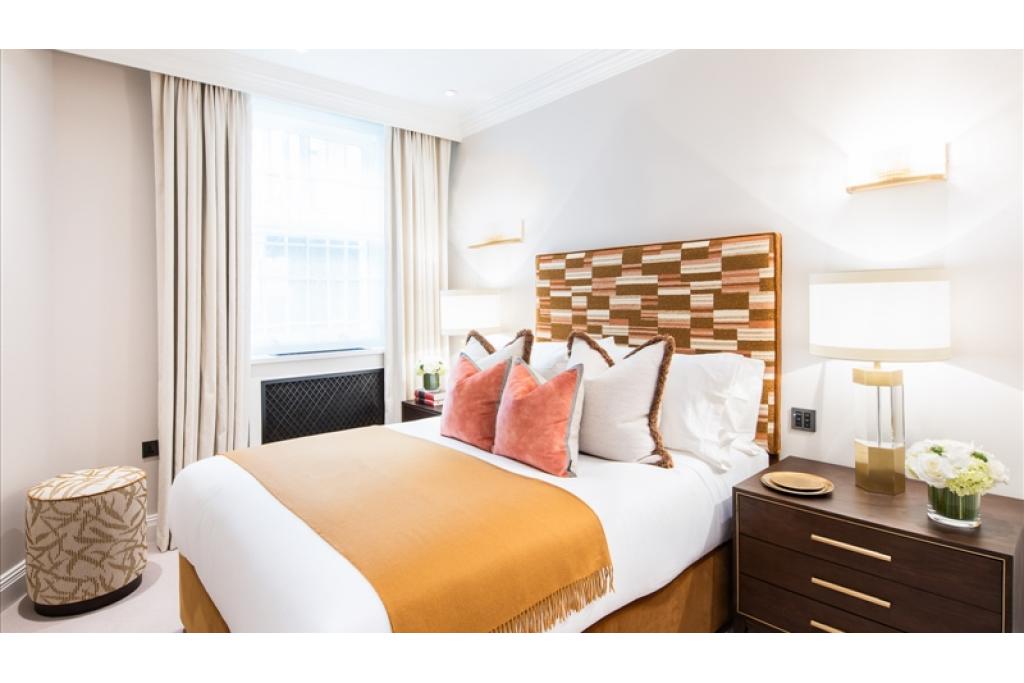 Charming Two Bedroom Duplex Apartment with Courtyard in Prime Kensington Location