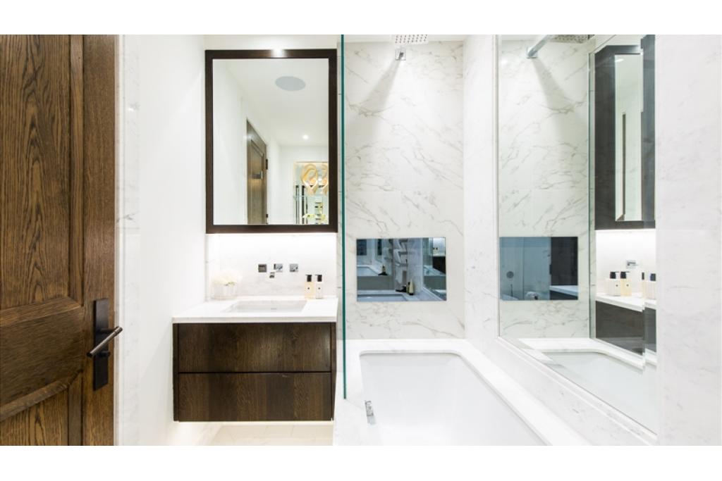 Charming Two Bedroom Duplex Apartment with Courtyard in Prime Kensington Location