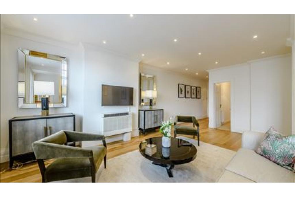 Elegant Three-Bedroom Apartment in Prestigious Art Deco Block, Strathmore Court, NW8