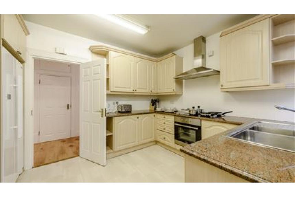 Elegant Three-Bedroom Apartment in Prestigious Art Deco Block, Strathmore Court, NW8